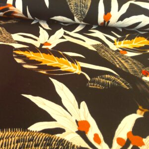 Tissu viscose - Feuilles et fleurs tropicales sur fond noir – Image 2