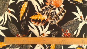 Tissu viscose - Feuilles et fleurs tropicales sur fond noir – Image 3