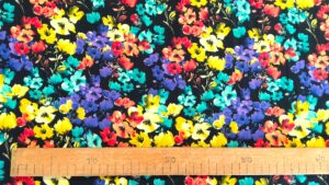 Tissu viscose - Fleurs colorées sur fond noir – Image 2