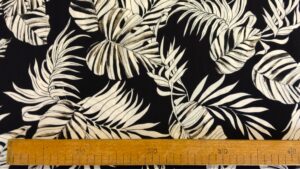 Tissu viscose / polyamide - Feuilles tropicales sur fond noir – Image 3